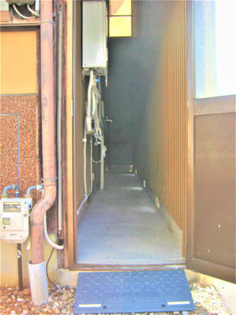 ������E���u